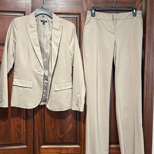 Women’s dress suit.  Apt 9 brand.  Size 6